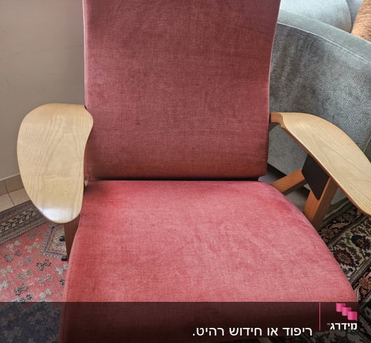 כיסא מרופד עם בד אדום ועץ